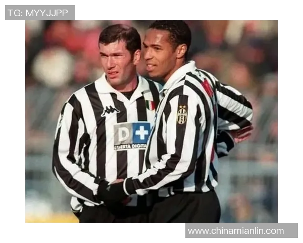 白人和黑人足球明星的传奇搭档与球场上的精彩瞬间