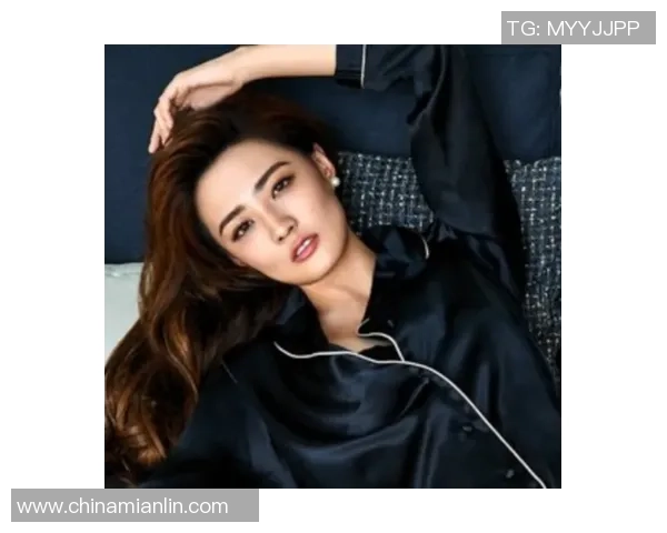 足球明星情侣携手演绎浪漫内衣广告展现甜蜜爱情与运动激情的完美结合