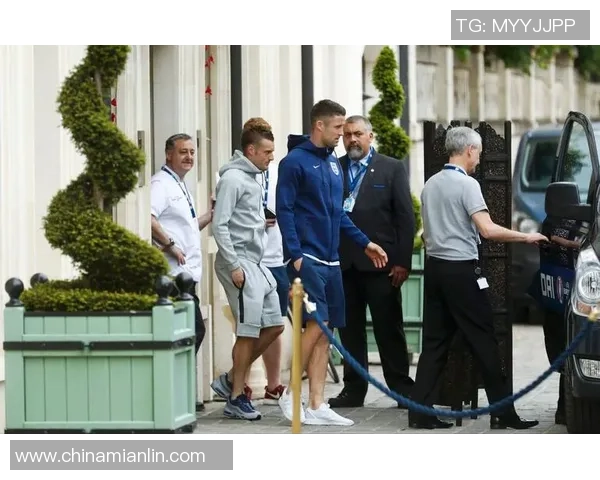 足球明星街头闲逛揭秘他们的时尚选择与生活趣事