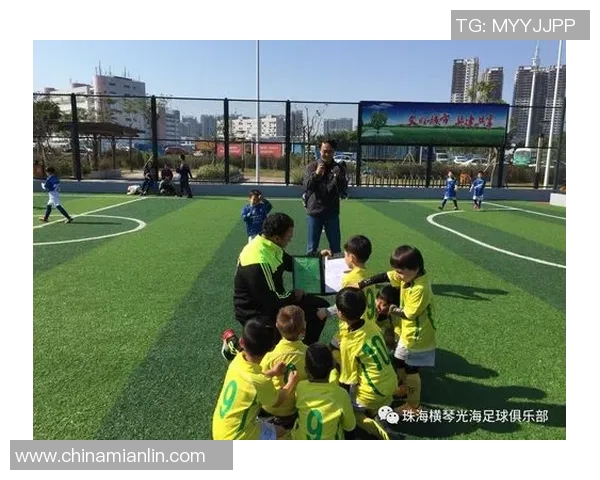 踢易拉罐的足球明星如何用创意与激情征服绿茵场